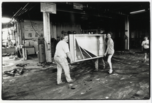 405189 Afbeelding van werknemers van bandenfabriek U.B.O. NV (Kanaalweg 69) te Utrecht tijdens het opruimen van de ...